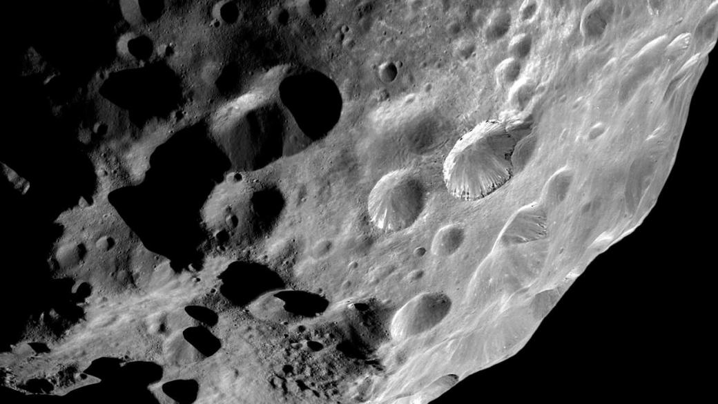 Кратерите по Луната може да са от светкавици