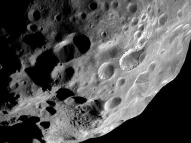 Кратерите по Луната може да са от светкавици