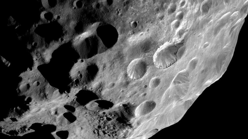 Кратерите по Луната може да са от светкавици