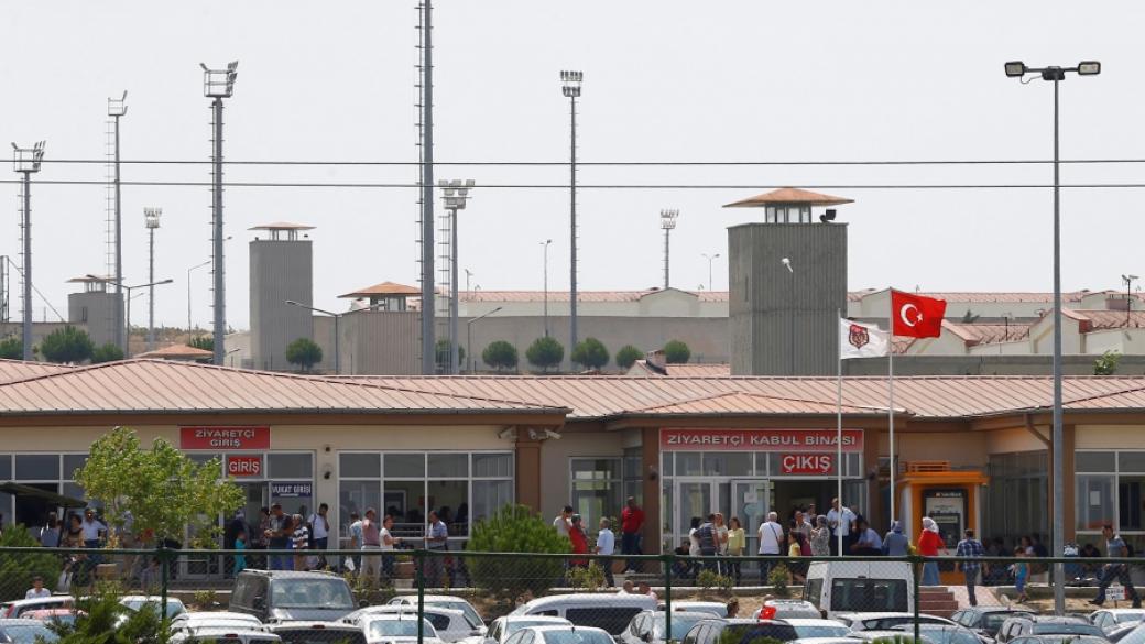 Турция строи затвори за 100 хил. души
