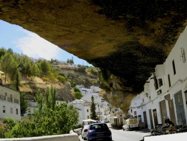 Сетенил де лас Бодегас – градът в скалите