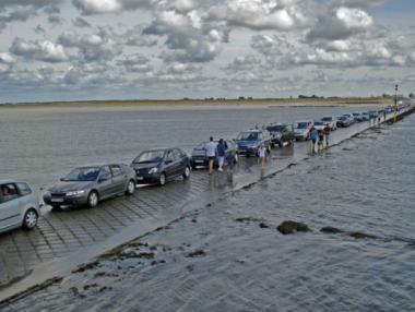 Опасен път под прилива