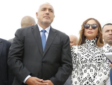 Панорамен асансьор качва туристите до крепостта „Трапезица“