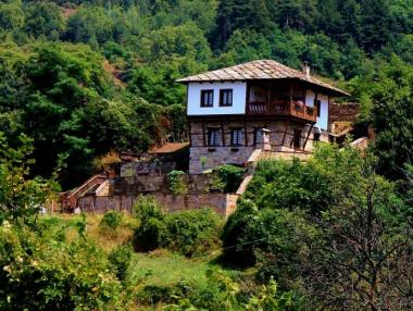 Заселват бежанци в обезлюдени общини