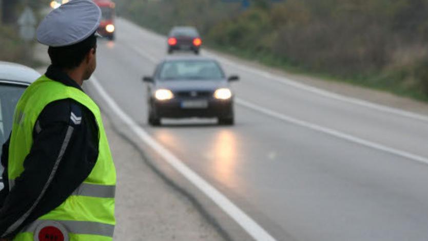 От 2017 г. пътните полицаи ще свалят номерата на пътя