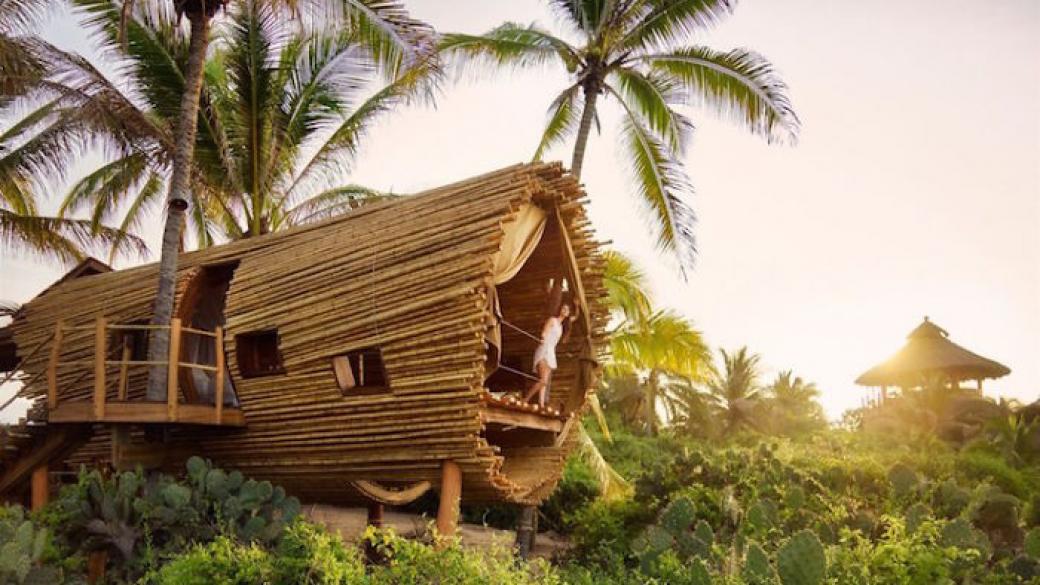 Бамбукова соларна къща край океана