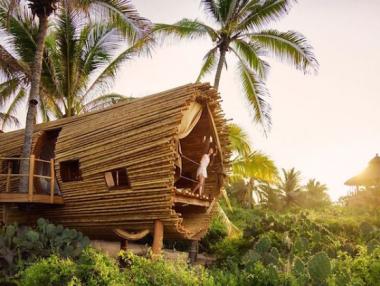 Бамбукова соларна къща край океана