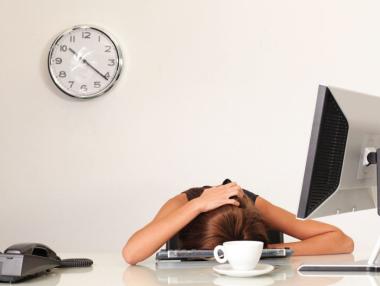 Над половината българи са изморени по време на работа