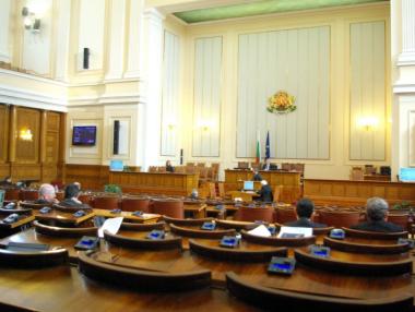 На депутатите все пак ще им се наложи да отидат на работа