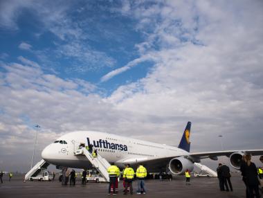 Airbus A380 събра погледите на хиляди зрители