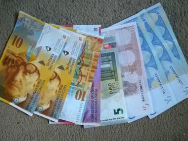 Румъния принуждава банките да превалутират кредитите във франкове