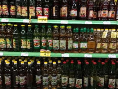 Започна отделянето на синтетичния оцет в два хипермаркета