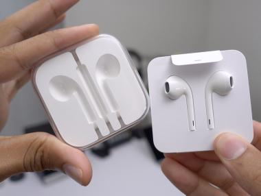 Apple забавя пускането на продажбите на безжичните слушалки