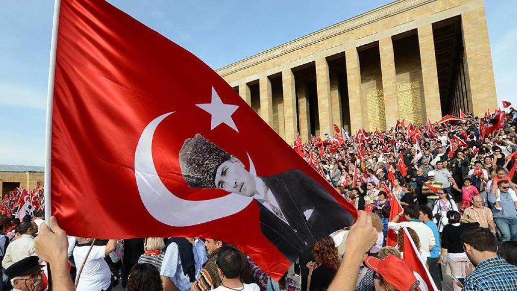 Заловиха 12 терористи, подготвяли атентати в Деня на Турция
