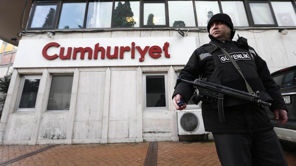 Турските власти арестуваха главния редактор на в. „Джумхуриет“