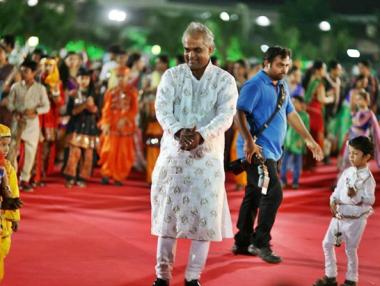 Индиец подари коли и жилища на служителите си