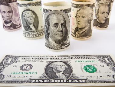 Доларът губи заради добрите резултати на Тръмп