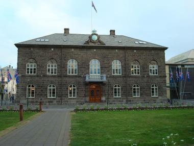 По €9000 месечно ще вземат исландските депутати