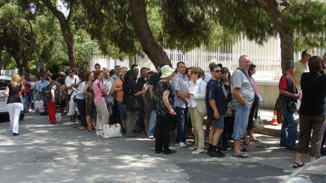 Големи опашки пред секциите в чужбина, много българи не успяха да гласуват
