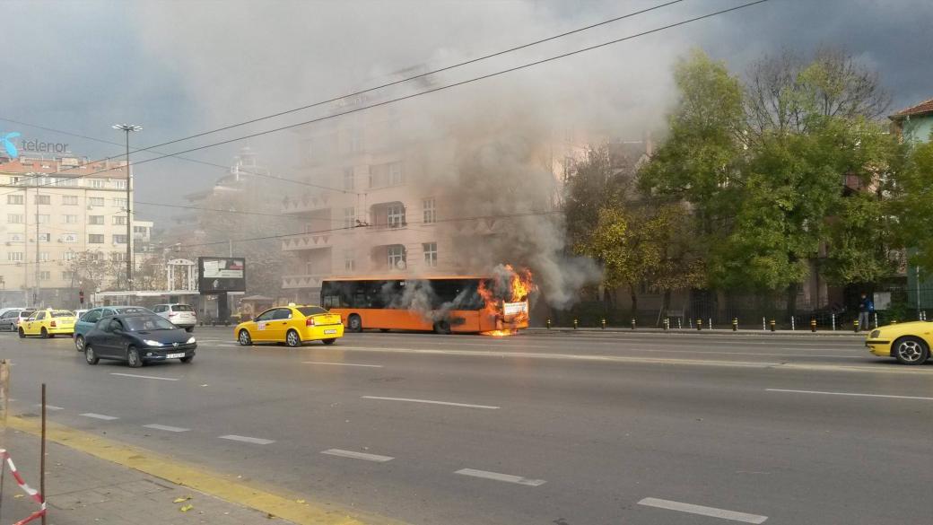 Автобус от градския транспорт се запали на „Орлов мост“
