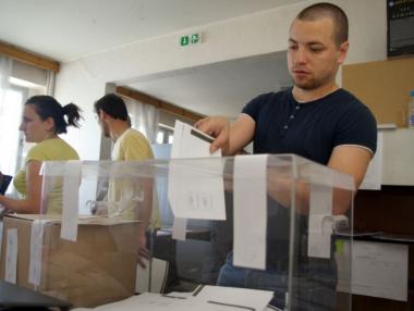 Радев с 25,45%, Цачева с 21,97% при 100% преброени протоколи