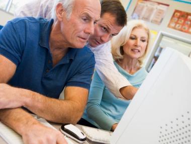 Компаниите търсят пенсионери, за да се справят с липсата на кадри