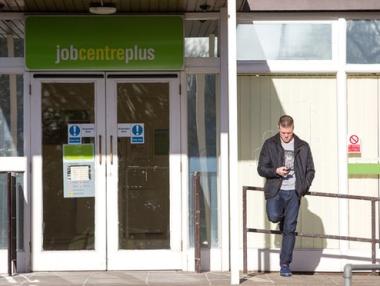 Безработицата във Великобритания е на 11-годишно дъно
