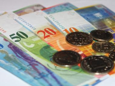 Една банка се е съгласила да смекчи условията по „швейцарските кредити“