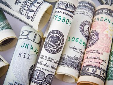 Доларът задържа позициите си