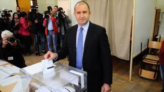 Радев сезира Конституционния съд за CETA