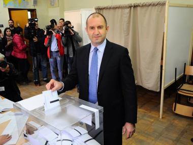 Радев сезира Конституционния съд за CETA