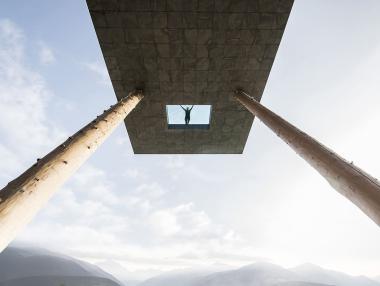 В Италия построиха басейн над земята с прозрачно дъно