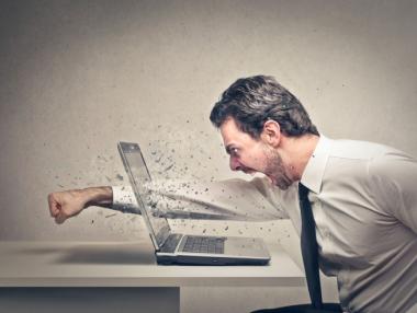 Две трети от хората удрят компютъра си
