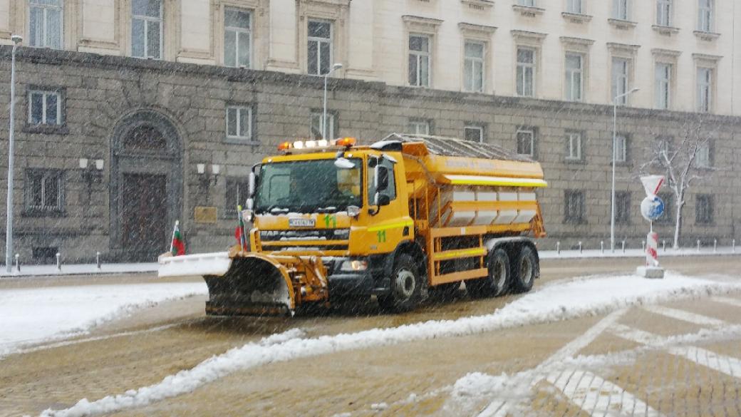 Над 200 снегорина са готови да чистят София