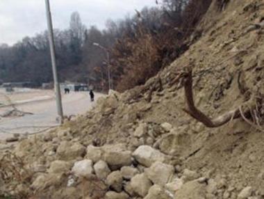 Свлачище затвори пътя за Рилския манастир