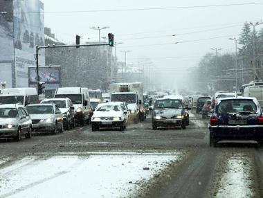 Задръствания и катастрофи в София заради снега