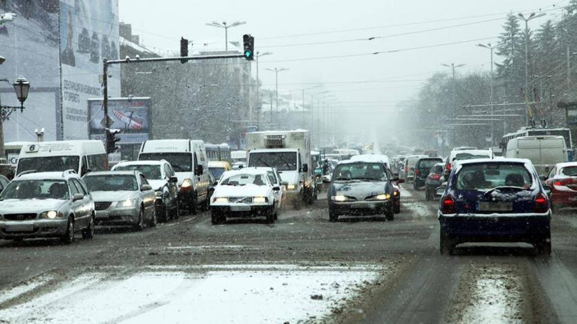 Задръствания и катастрофи в София заради снега