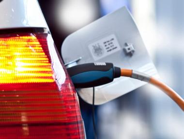 Автомобилни гиганти правят мрежа от зарядни станции в Европа