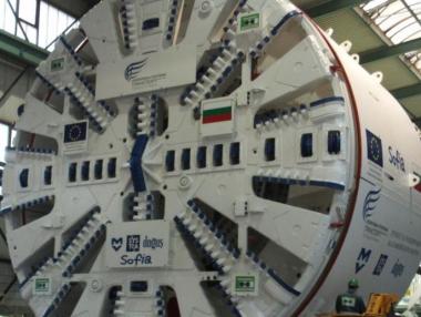 Машината за метрото пътува към София