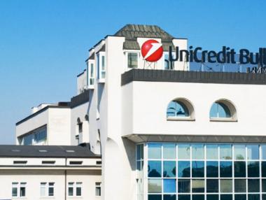 UniCredit съкращава хиляди служители и вдига капитала си