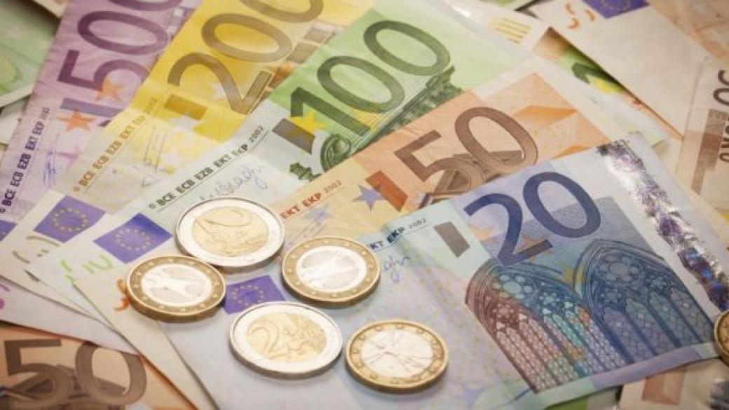 Еврото се срина до 14-годишно дъно