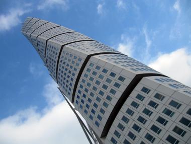 13 удивителни извити сгради