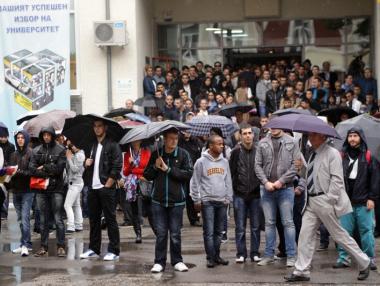 Касиери, шофьори, портиери - първи застрашени професии