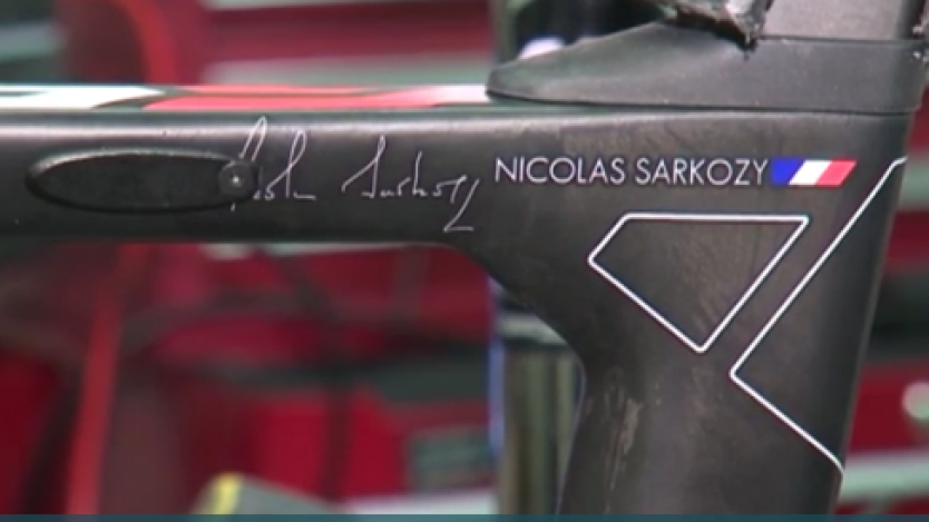 Никола Саркози получи български велосипед