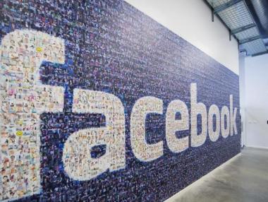 ЕК заплаши Facebook с глоба