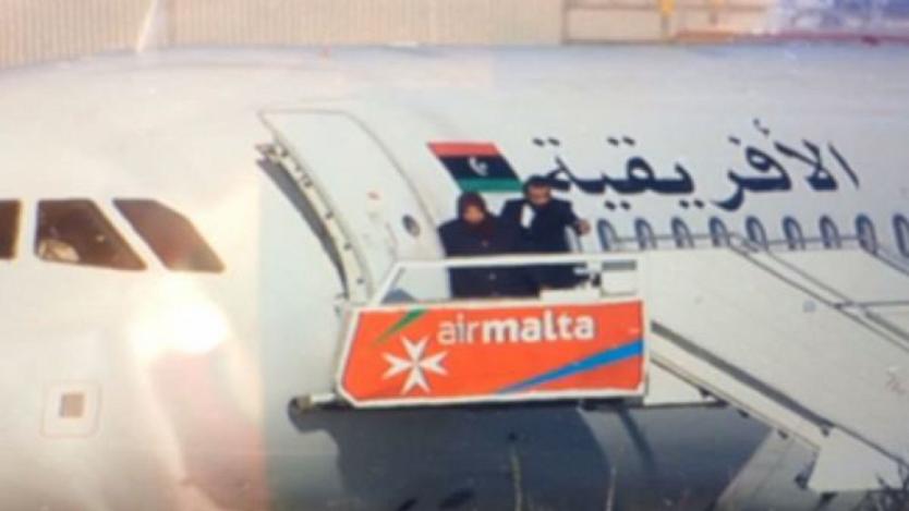 Похитителите на отвлечения либийски самолет се предадоха