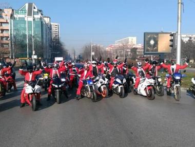 Мотористи се премениха като Дядо Коледа и раздаваха подаръци