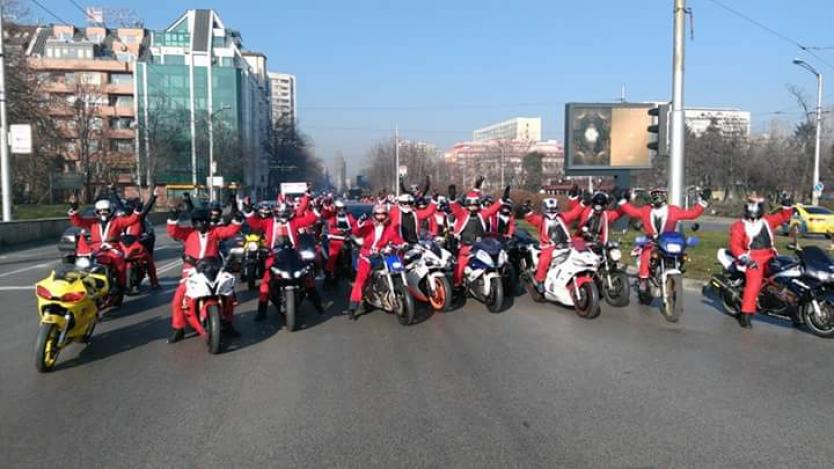 Мотористи се премениха като Дядо Коледа и раздаваха подаръци