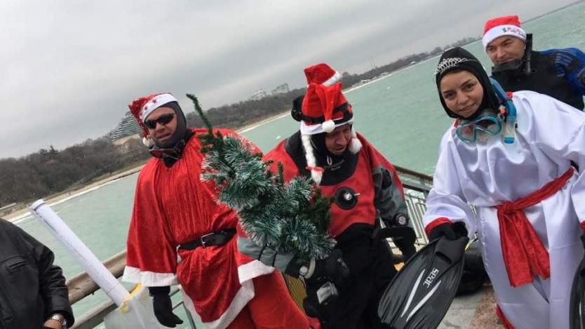 Бургаски водолази си направиха подводна Коледа