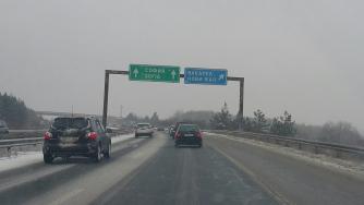 Засилен трафик и поледици по пътищата